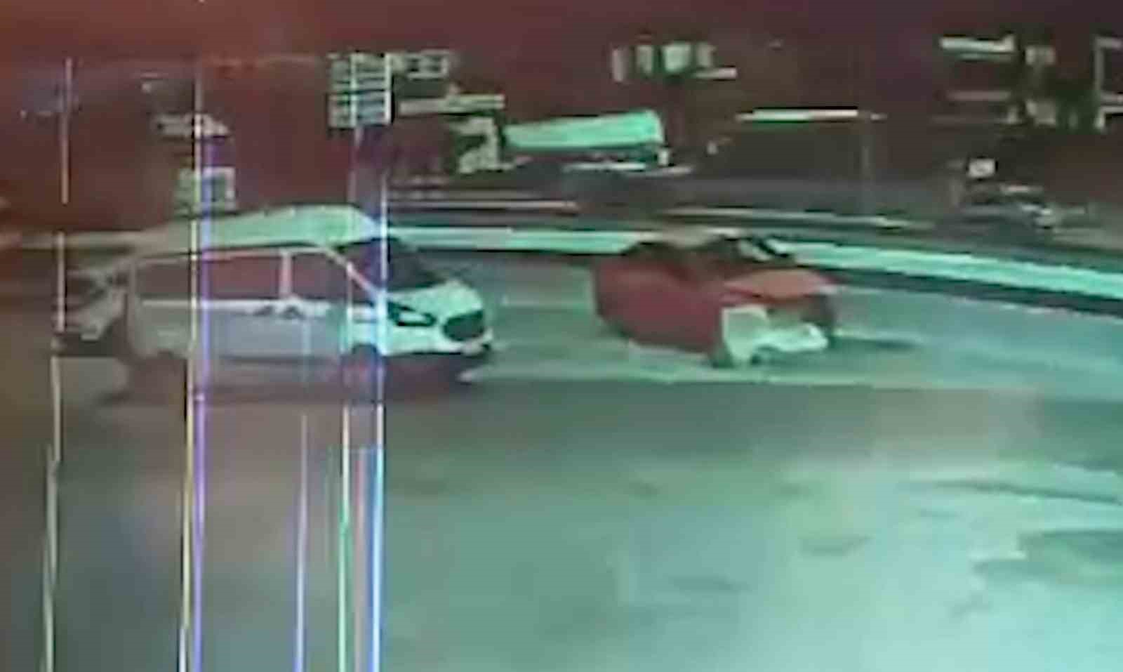 Ticari taksinin kaza anı kamerada: 2 yaralı
