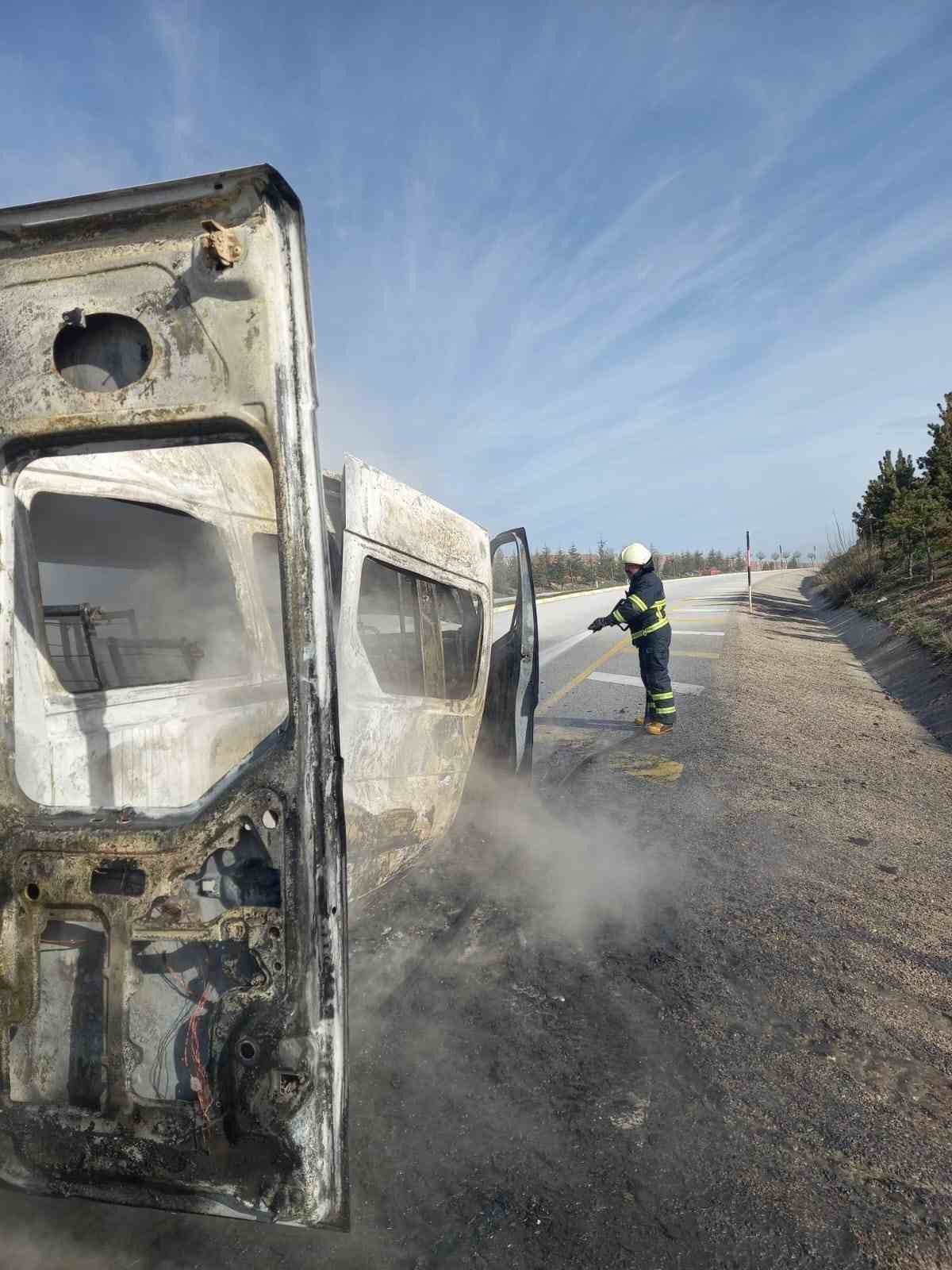 Yangın &ccedil;ıkan minib&uuml;s tamamen yanarak kullanılmaz hale geldi
