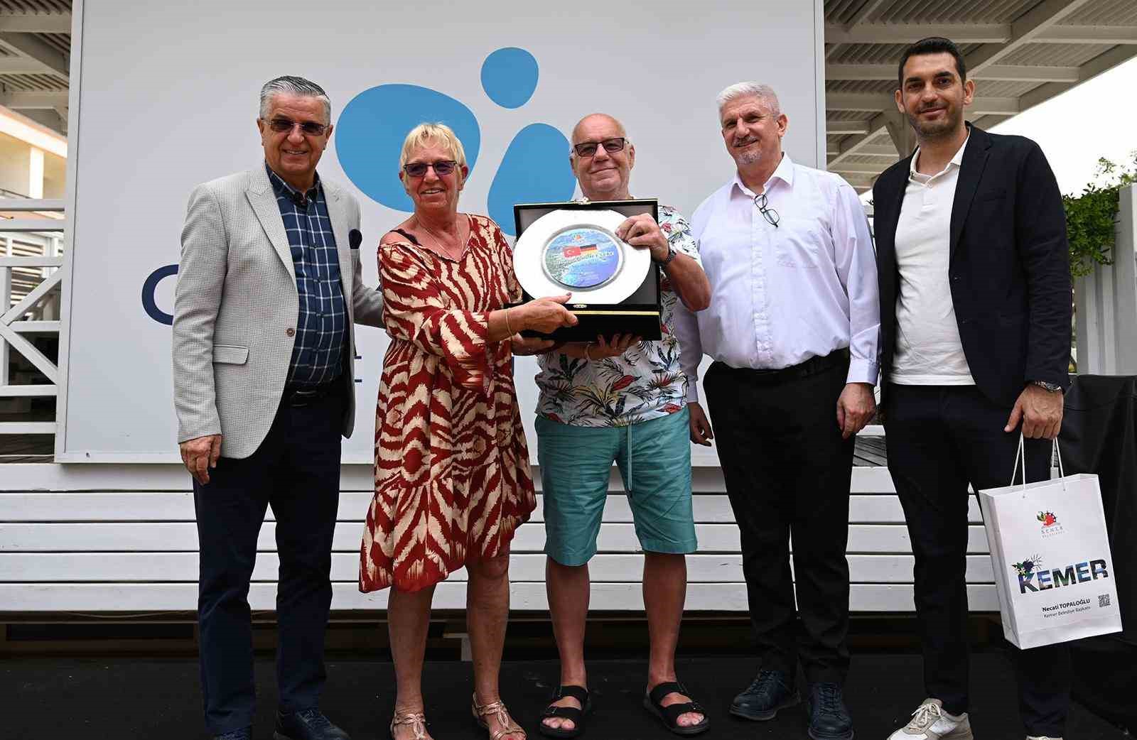 Alman turist çifte 30 yıllık sadakat plaketi
