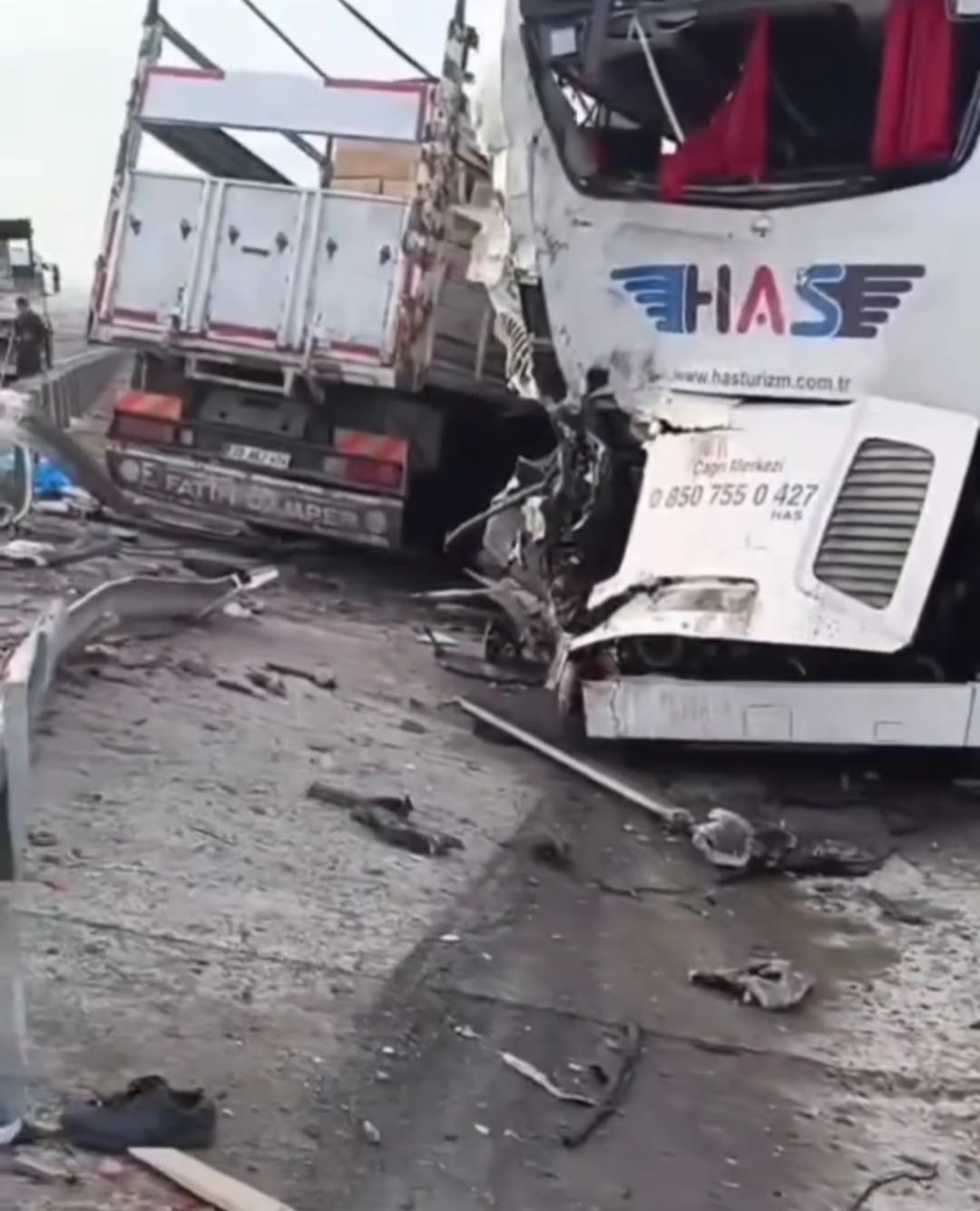 Ankara’da kamyon ile yolcu otobüsü çarpıştı: 1 ölü, 5 yaralı

