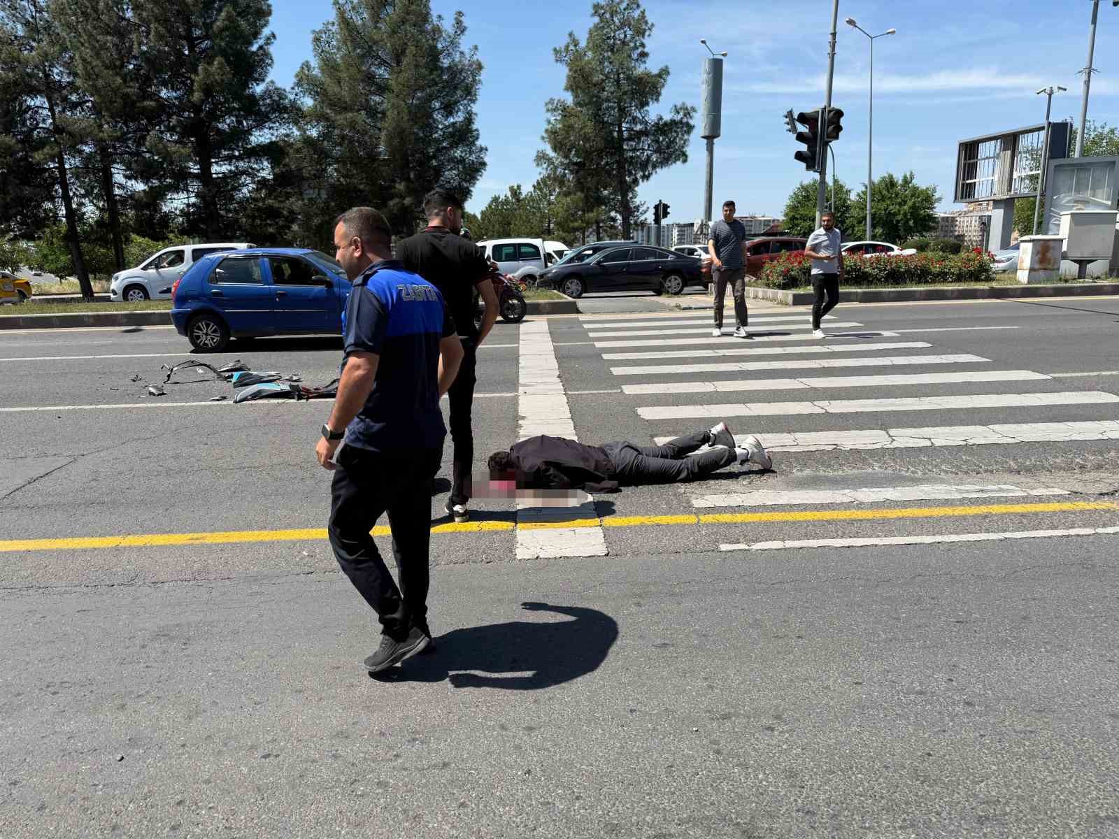 Diyarbakır’da motosiklet sürücüsü otomobile arkadan çarptı
