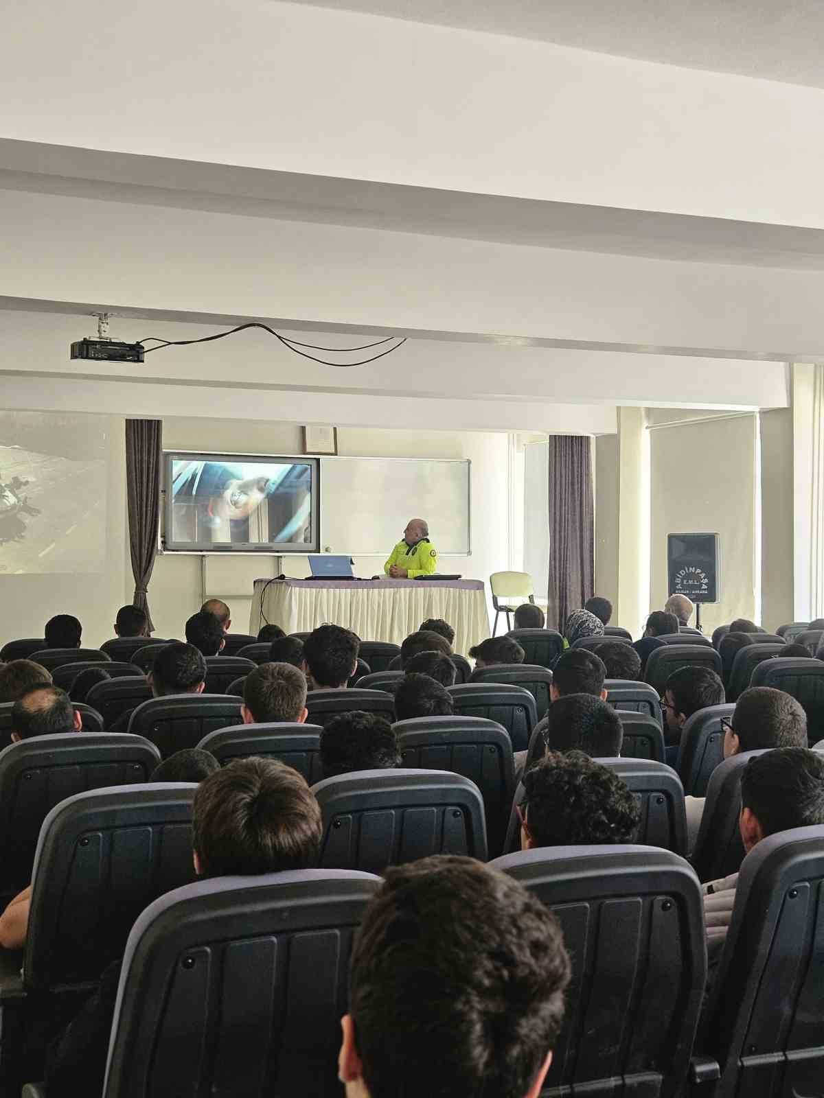 Çorum’un Alaca ilçesinde lise öğrencilerine motosiklet güvenliği semineri
