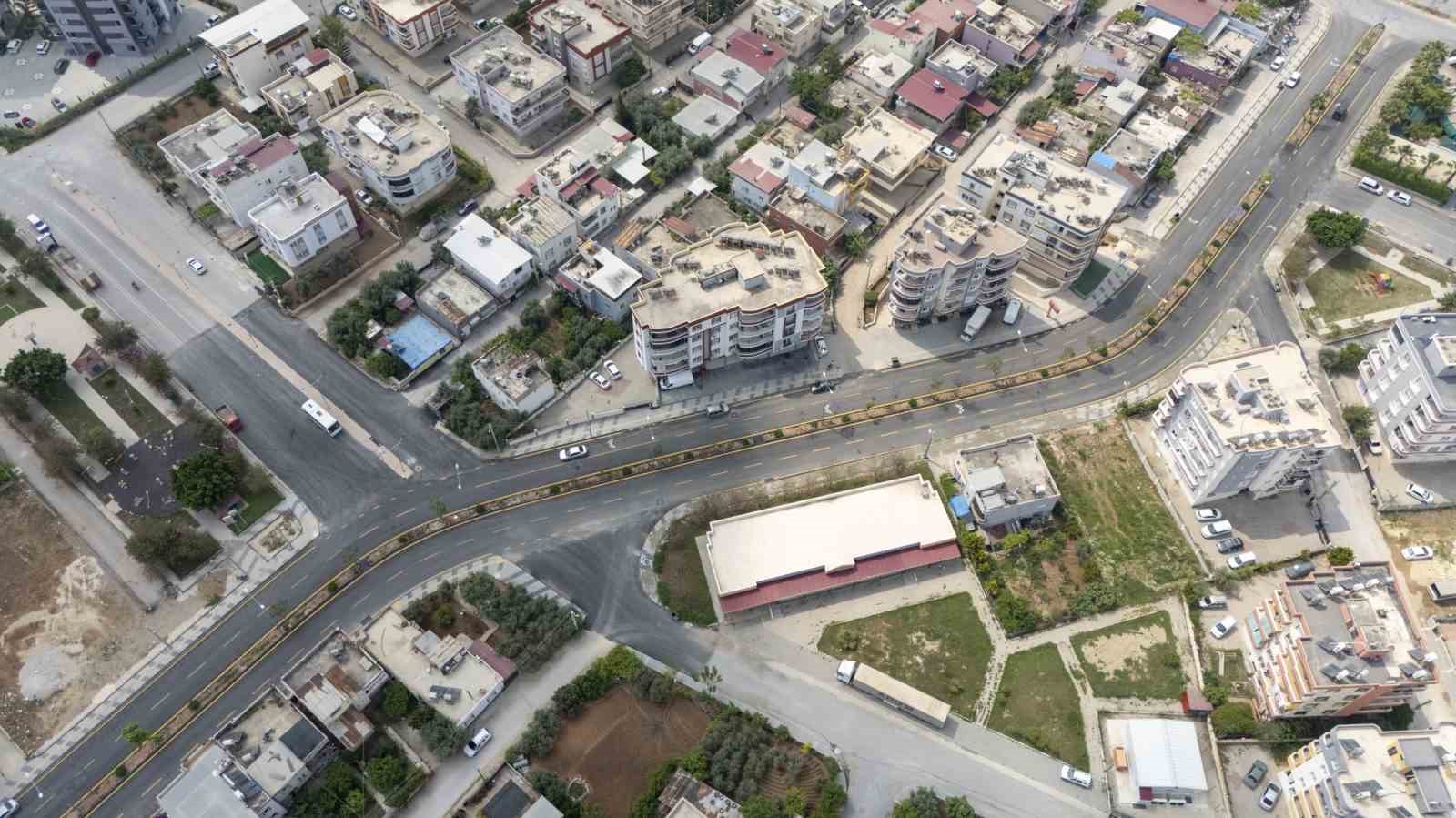 Tarsus’ta caddelerde yenileme çalışmaları sürüyor