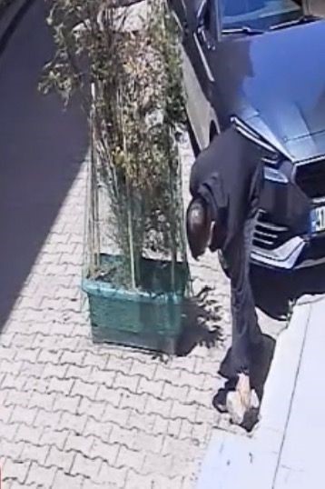 Park halindeki araca taş ve yumruklarla saldırdı: Hiçbir şey olmamış gibi yoluna devam etti
