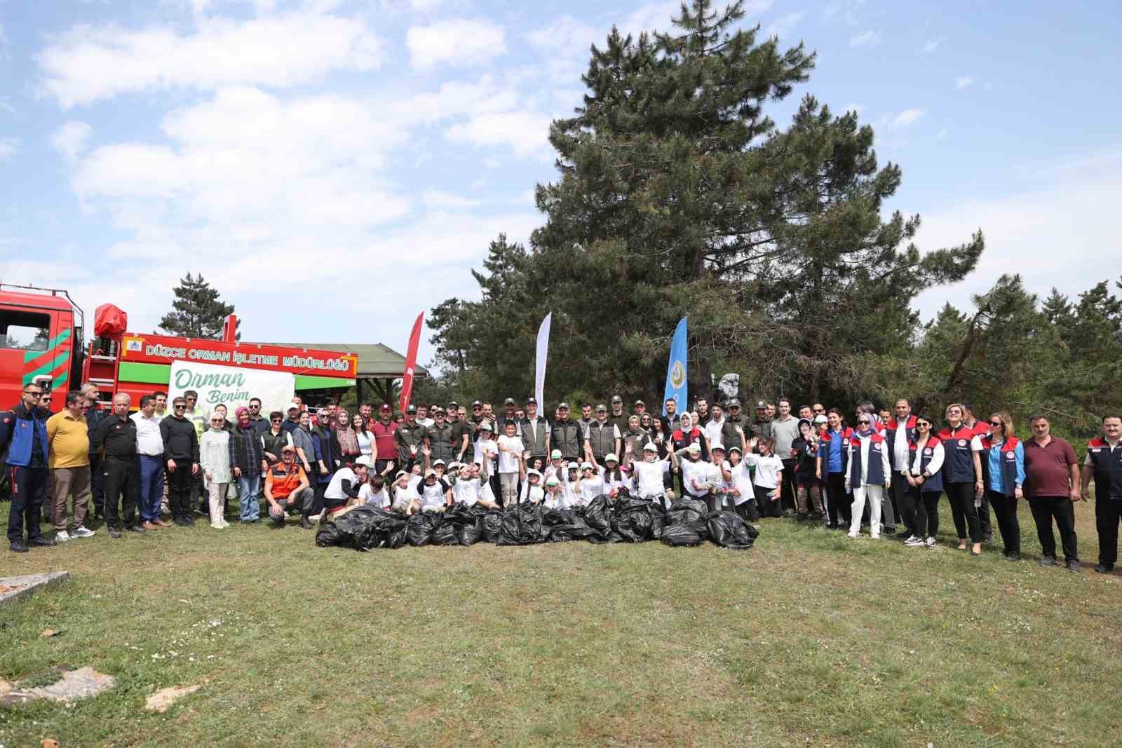 Kent ormanında çöpler toplandı
