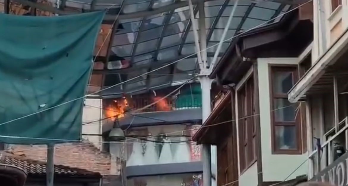Bursa’da Tarihi Uzun Çarşı’da korkutan yangın: Çatı katı alev alev yandı