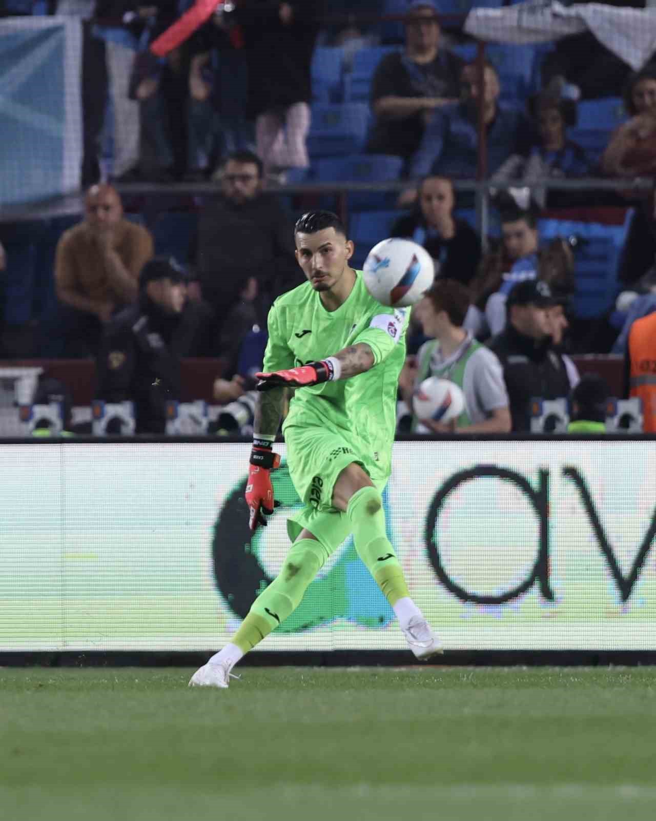 Trendyol Süper Lig: Trabzonspor: 0 - Galatasaray: 0 (İlk yarı)
