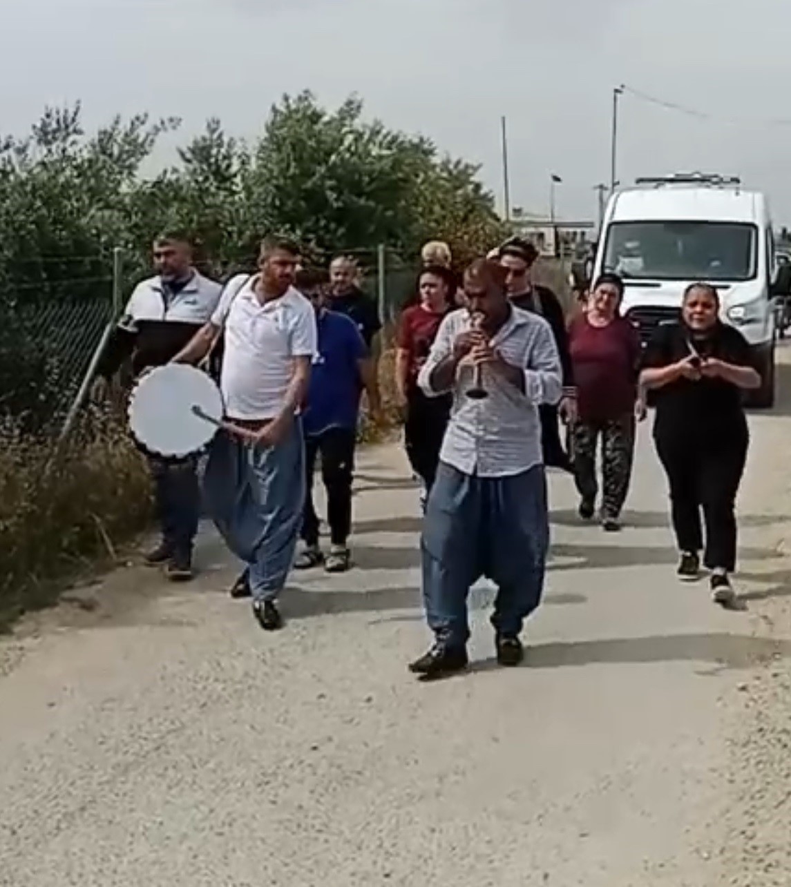 Trafik kazasında ölen genç, davul zurna eşliğinde toprağa verildi
