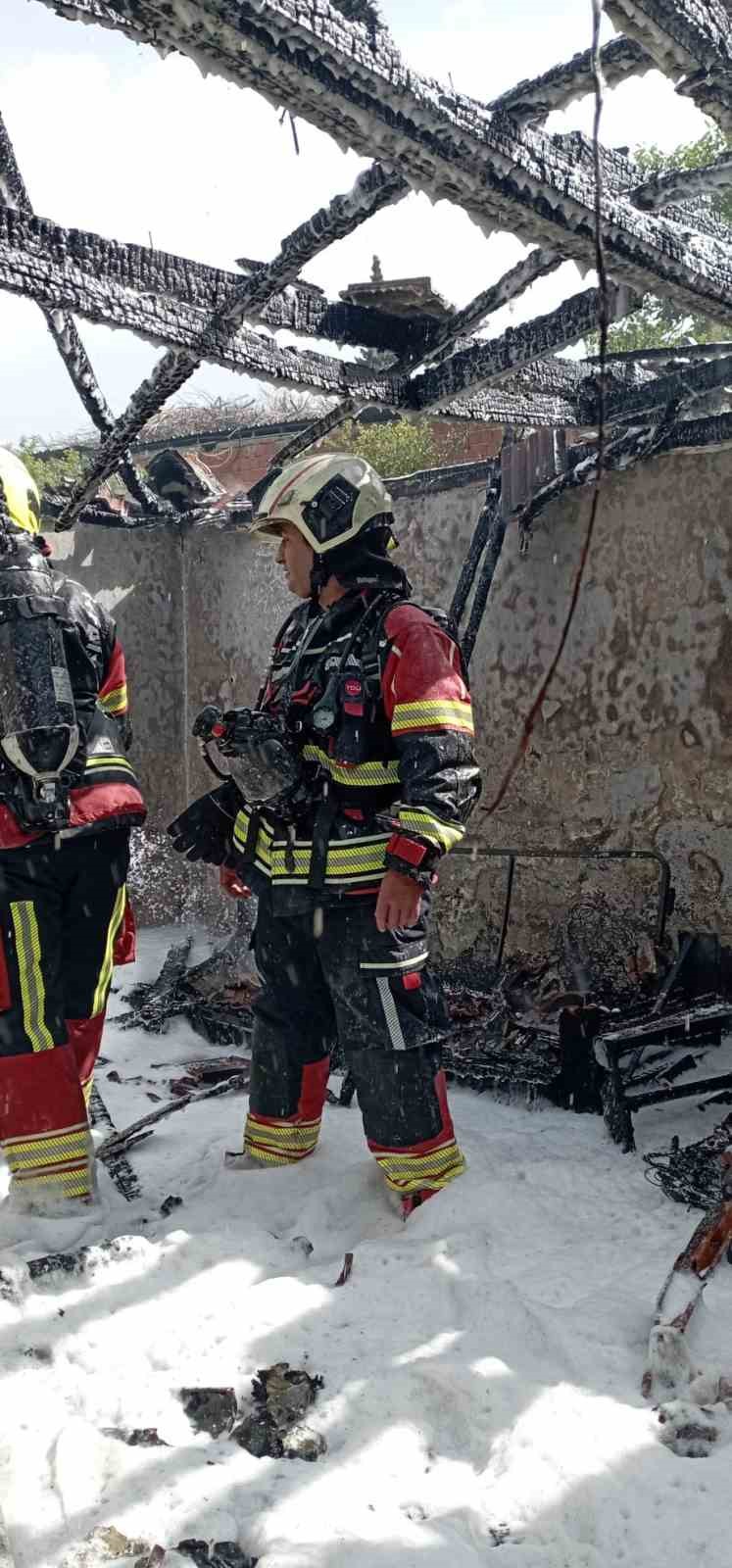 Edremit’te çıkan yangın metruk binaya sıçradı