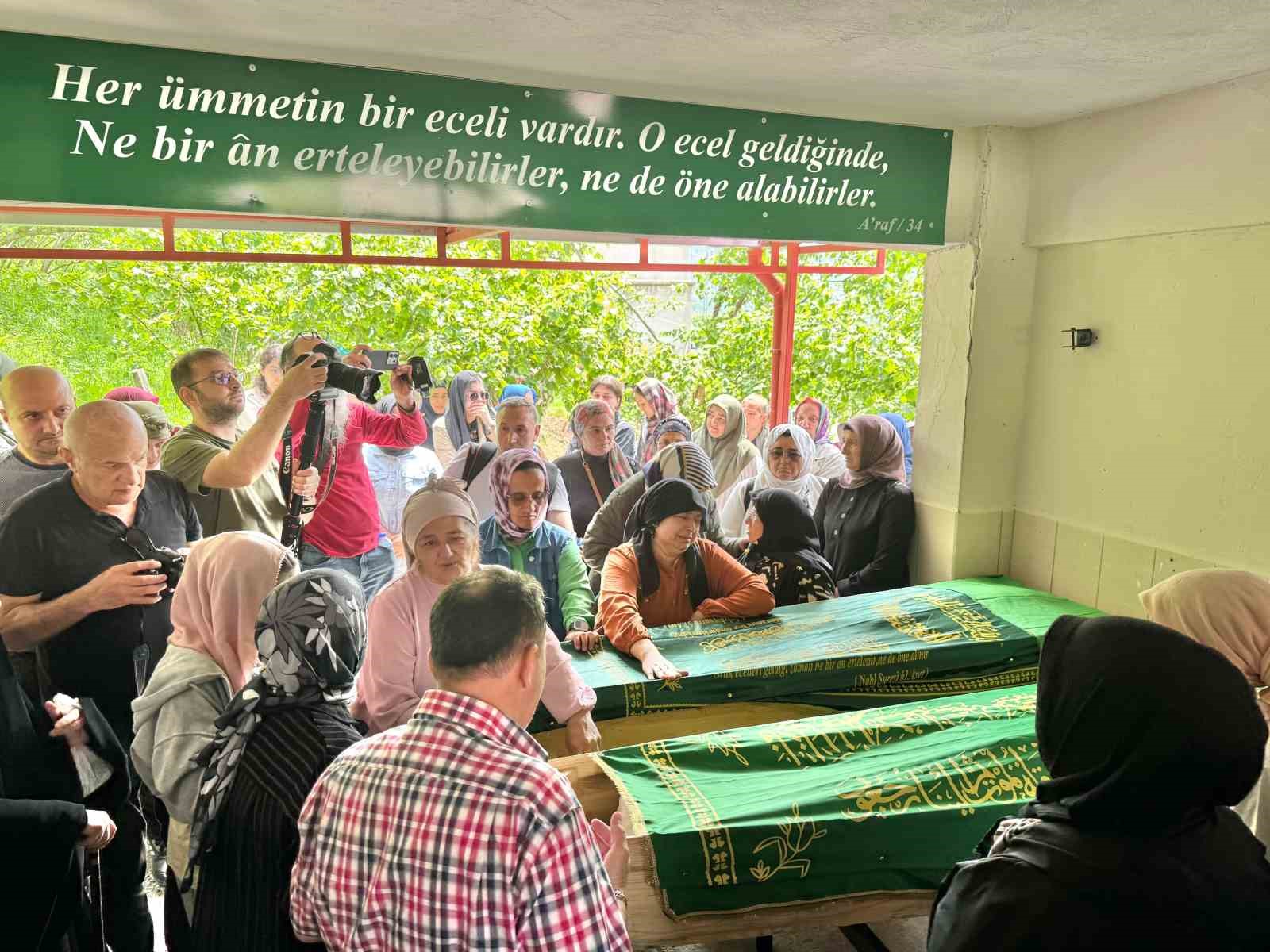 Cinayet kurbanı kız kardeşler toprağa verildi