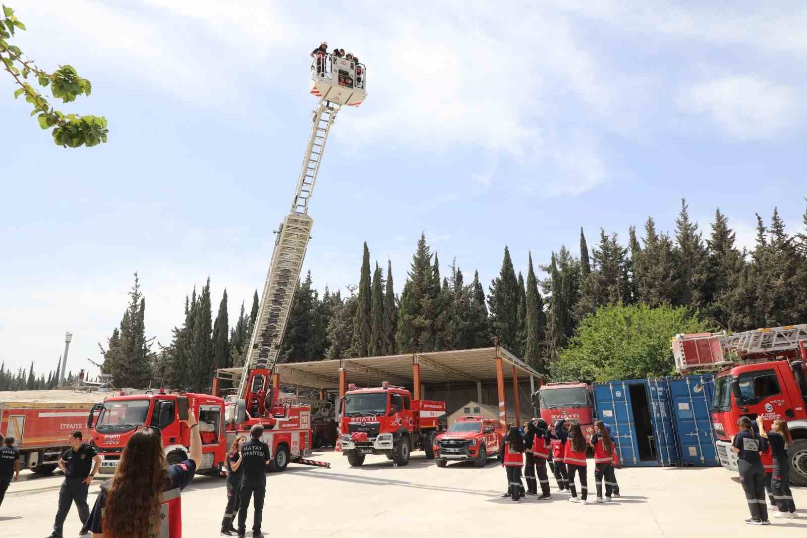 Hatay itfaiyesinden üniversite öğrencilerine yangın eğitimi