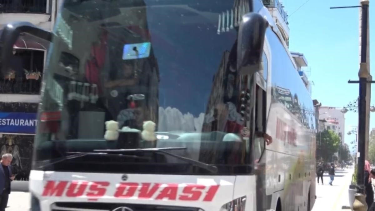 Van&rsquo;da CHP mitingine katılım d&uuml;ş&uuml;k kaldı
