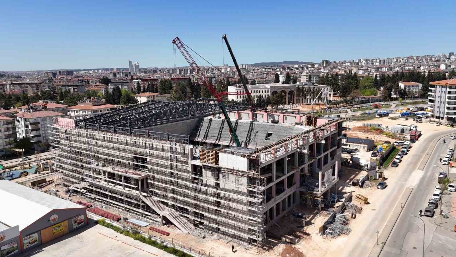 Gaziantep B&uuml;y&uuml;kşehir&rsquo;in b&uuml;t&uuml;n birimleri yoğun &ccedil;alışmaya devam ediyor
