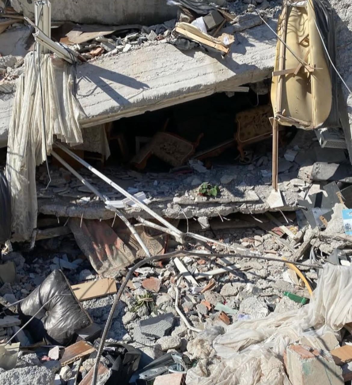 Depremde 130 kişinin &ouml;ld&uuml;ğ&uuml; site i&ccedil;in karar &ccedil;ıktı: Proje sorumlusuna 15 yıl ceza verildi
