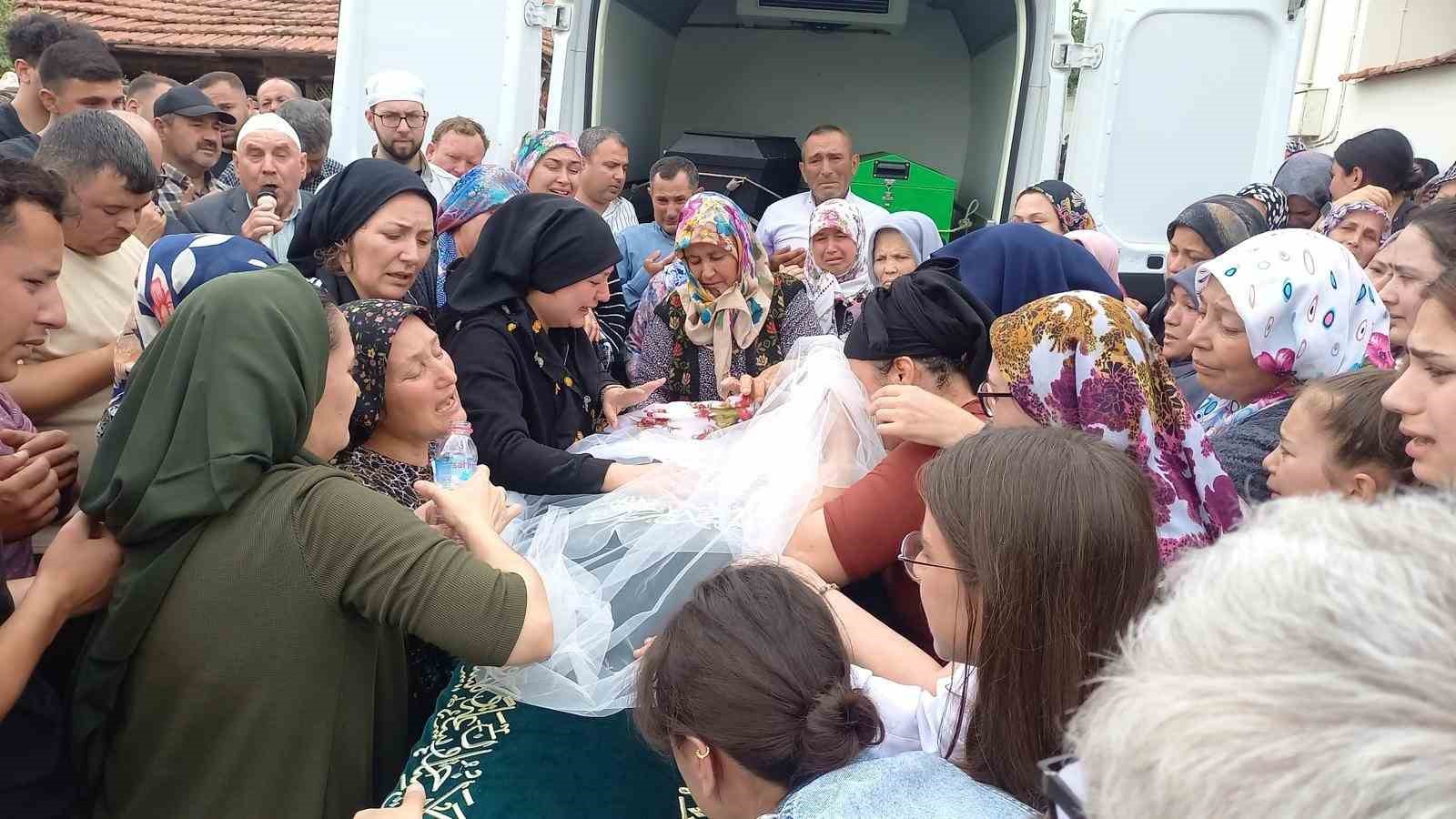 Kazada hayatını kaybeden genç kız duvağıyla uğurlandı