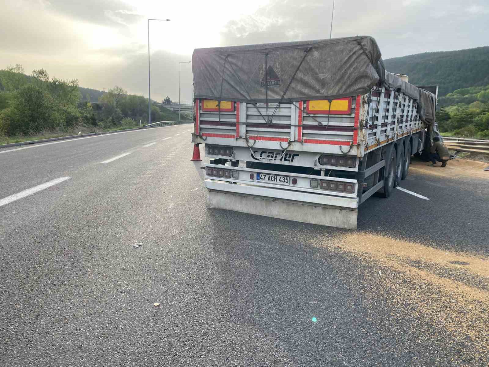 TEM&rsquo;de s&uuml;r&uuml;c&uuml;s&uuml;n&uuml;n uyuduğu iddia edilen buğday y&uuml;kl&uuml; tır devrildi
