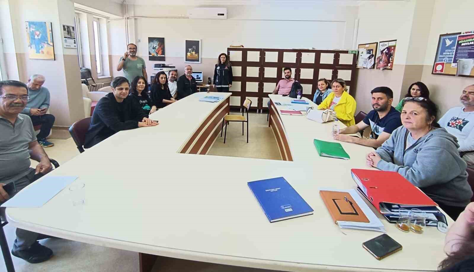 Öğretmen ve velilere ‘En iyi Narkotik Polisi Anne’ eğitimi