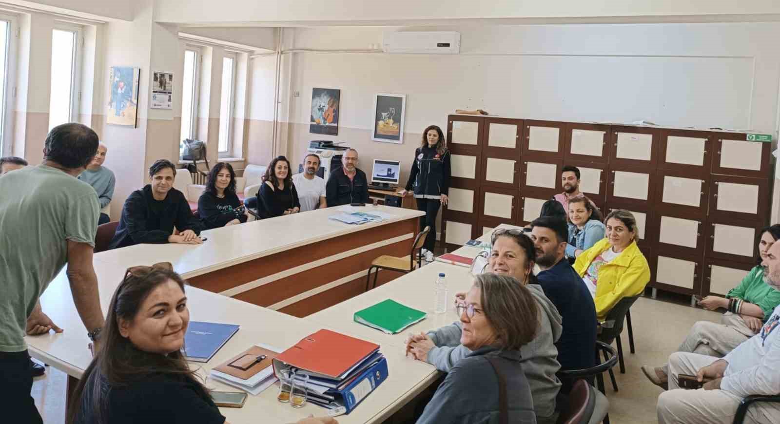 Öğretmen ve velilere ‘En iyi Narkotik Polisi Anne’ eğitimi
