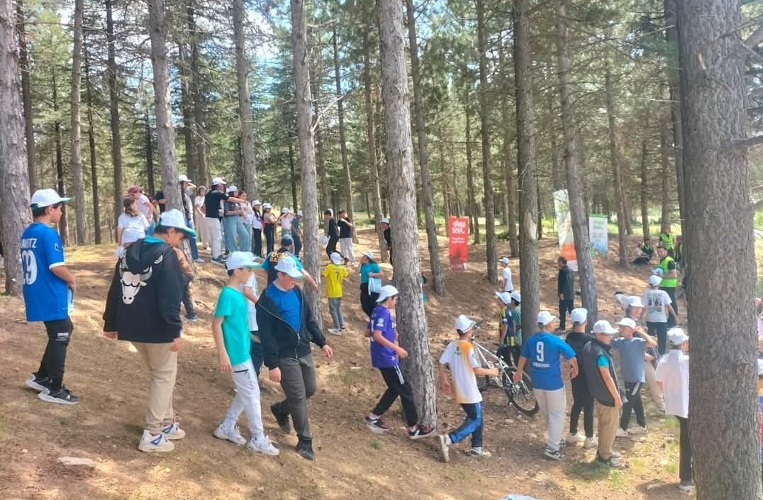 Beyşehir’de öğrencilerden ormanda temizlik seferberliği