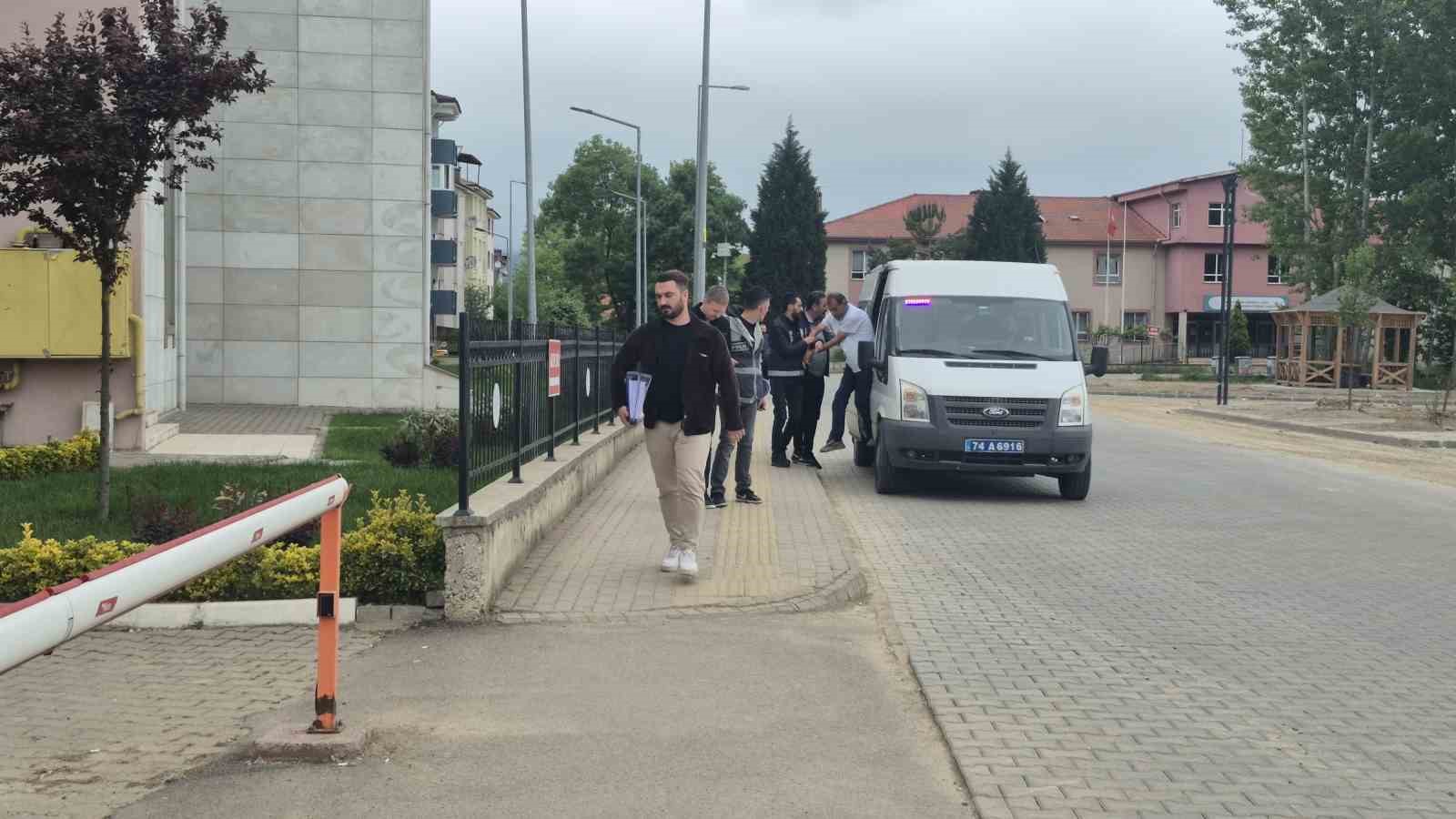 Sahte polislerin 3 milyon TL&rsquo;lik vurgununa ger&ccedil;ek polis engeli
