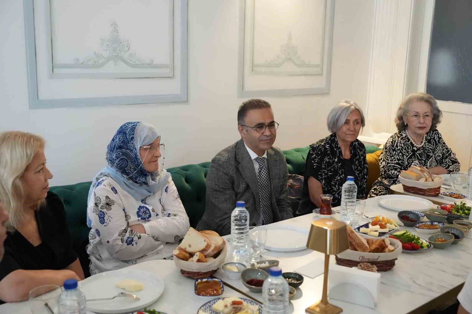 İzmir&rsquo;de anlamlı Anneler G&uuml;n&uuml; kutlaması
