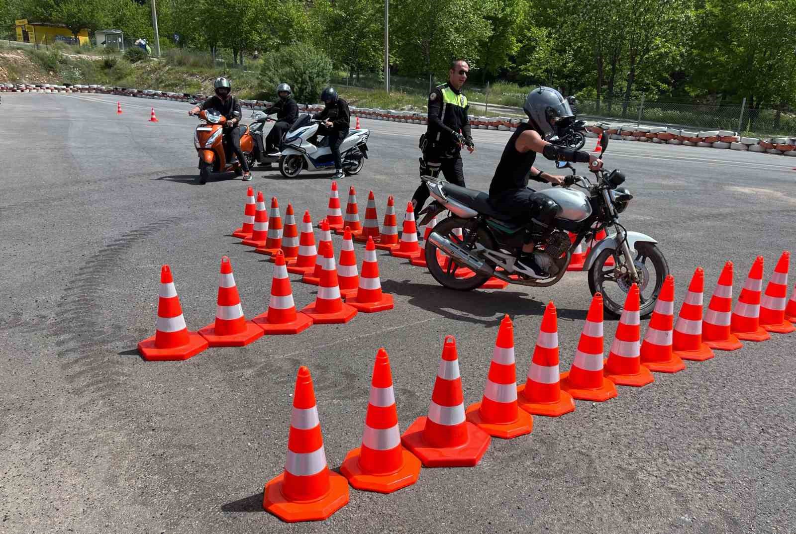 Toplu taşıma şoförleri ve motosiklet sürücüleri bilgilendirildi
