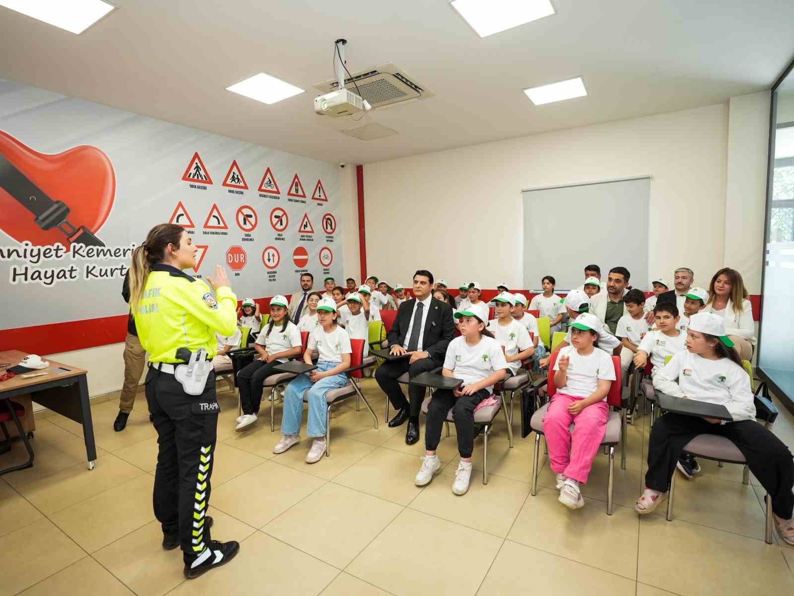 Başkan Yılmaz, çocuklarla trafik eğitimine katıldı