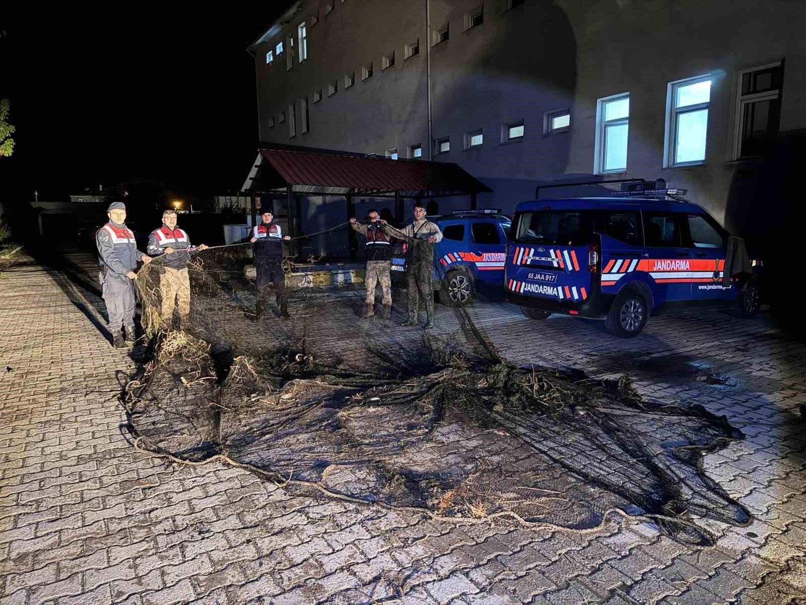 Van’da ele geçirilen 1 ton canlı balık suya bırakıldı