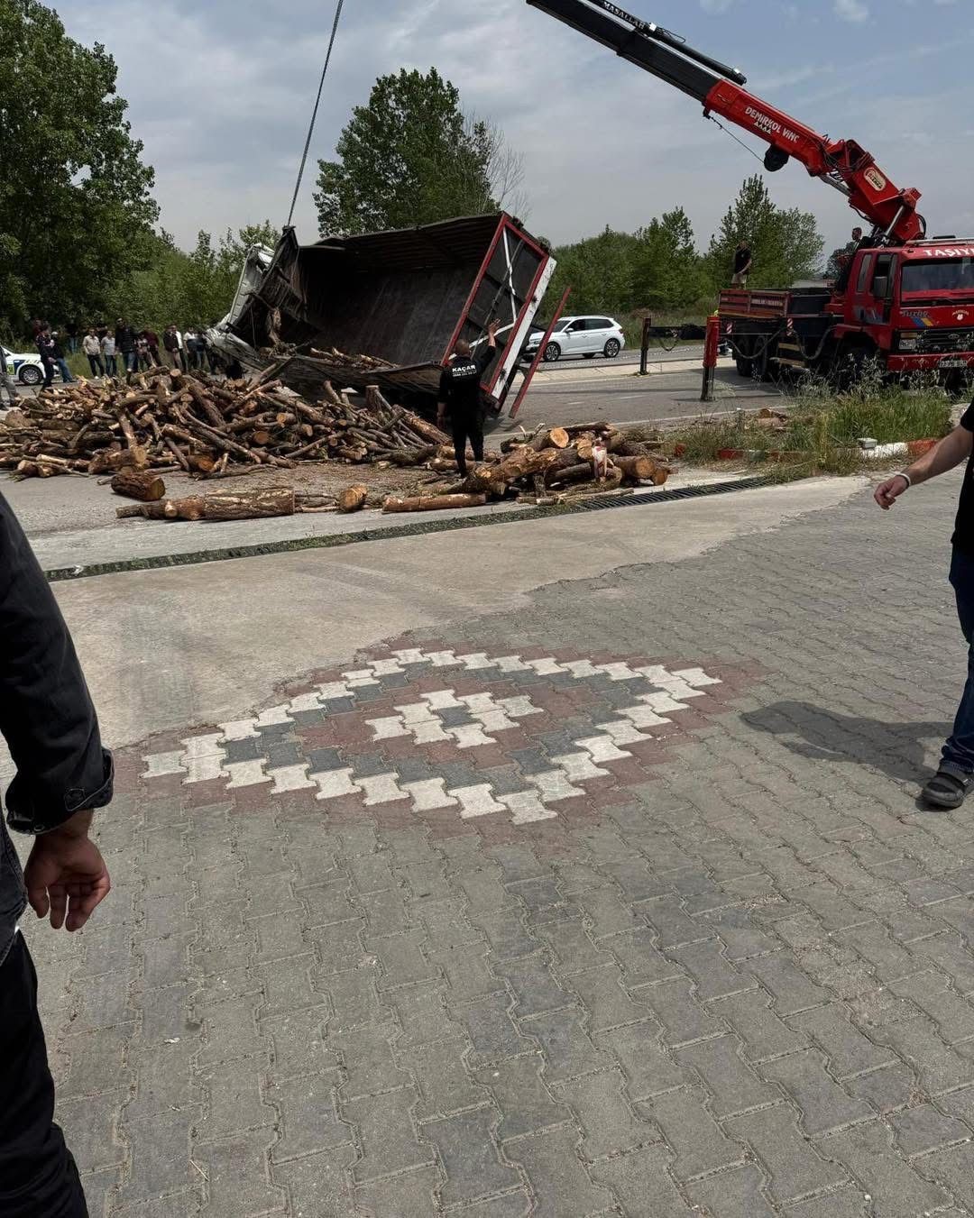 &Ccedil;anakkale Valisi a&ccedil;ıkladı: Otob&uuml;s kazasındaki &ouml;l&uuml; sayısı 8 oldu
