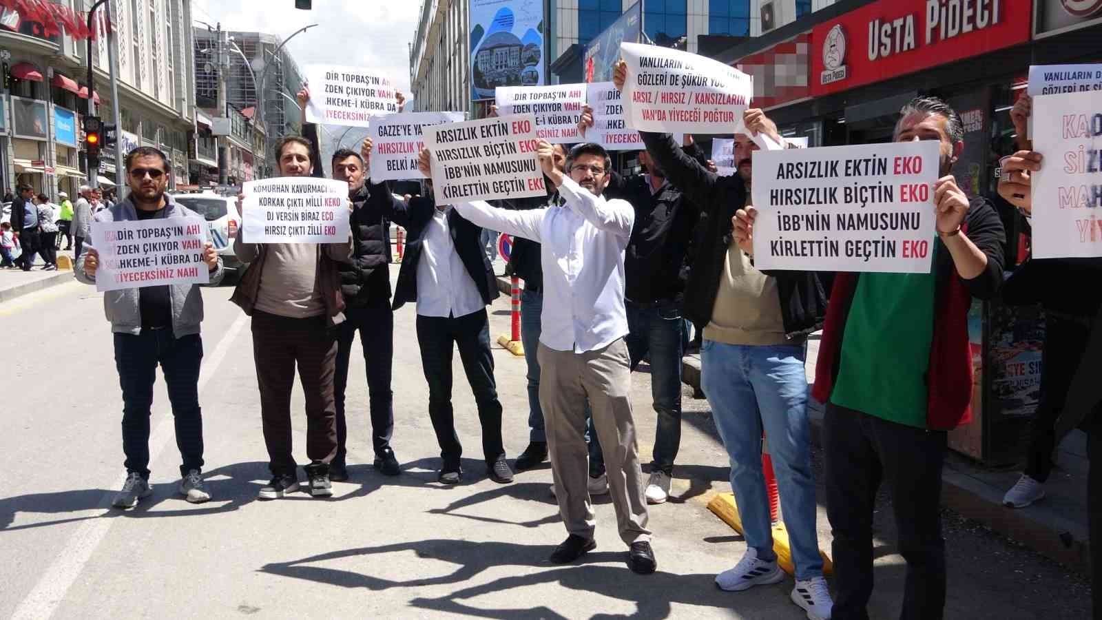 Van&rsquo;da CHP Lideri &Ouml;zg&uuml;r &Ouml;zel&rsquo;e pankartlı protesto
