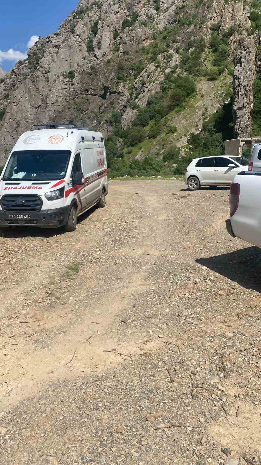 Yüksekova Dağlıca köyünde bir genç derede akıntıya kapıldı: Arama çalışmaları devam ediyor