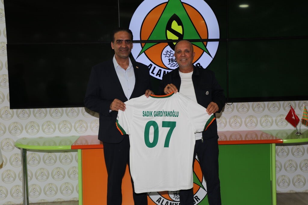 KKTC &Ccedil;alışma ve Sosyal G&uuml;venlik Bakanı Gardiyanoğlu&rsquo;ndan, &Ccedil;avuşoğlu&rsquo;na taziye ziyareti
