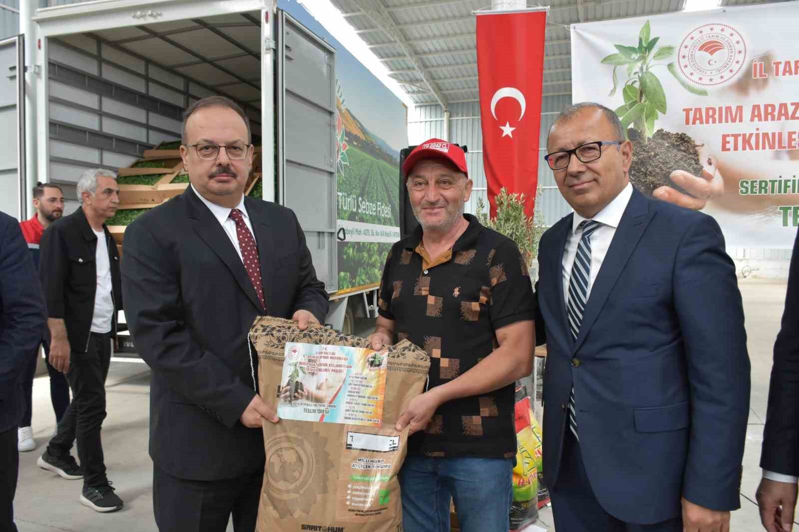 Aydın’da TAKE Projeleri kapsamında çiftçilere fide ve tohum dağıtıldı
