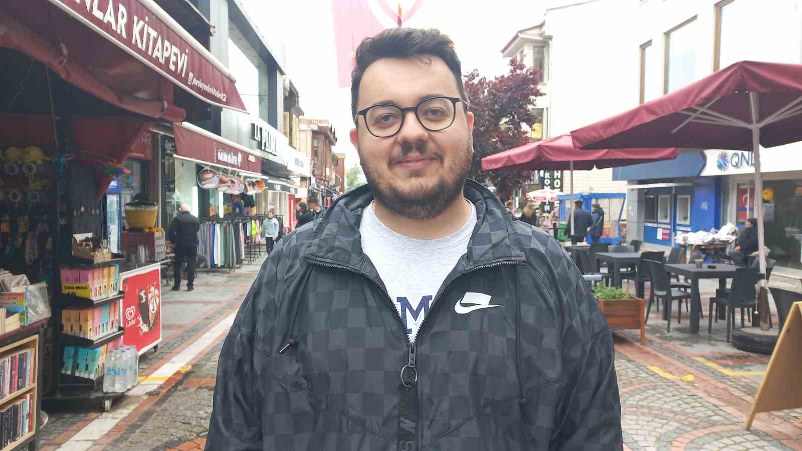 Edirne&rsquo;de erken kutlama: Dev Galatasaray bayrağı Sara&ccedil;lar Caddesi&rsquo;ne asıldı
