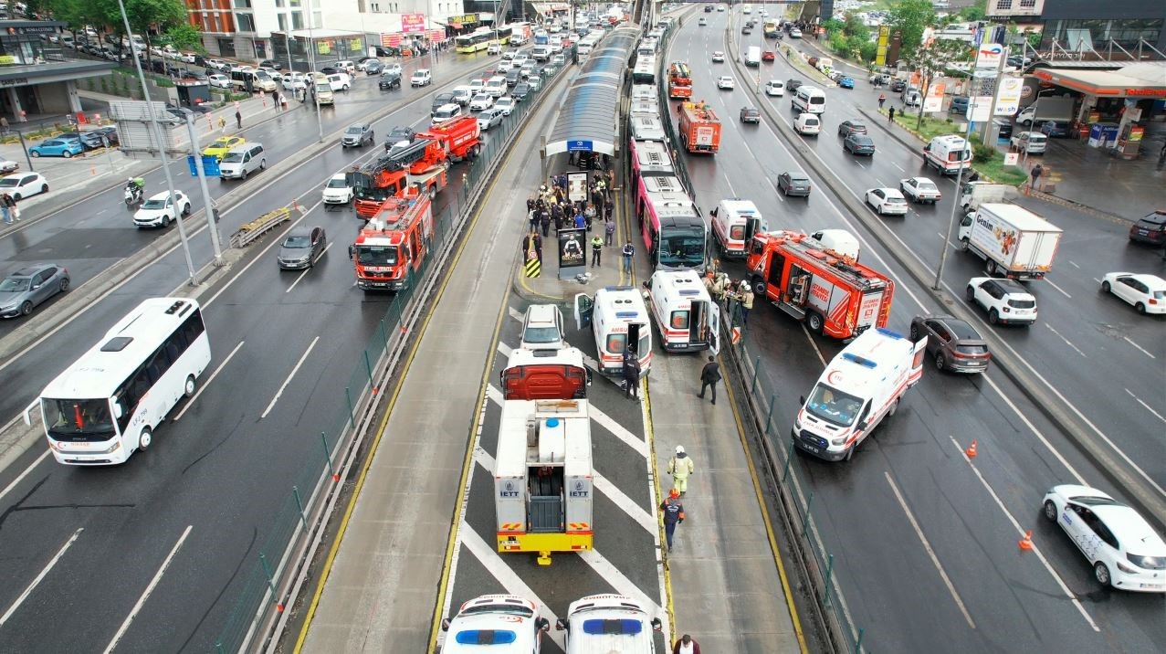 Beylikdüzü’nde metrobüs kazası: 2’si ağır 14 yaralı