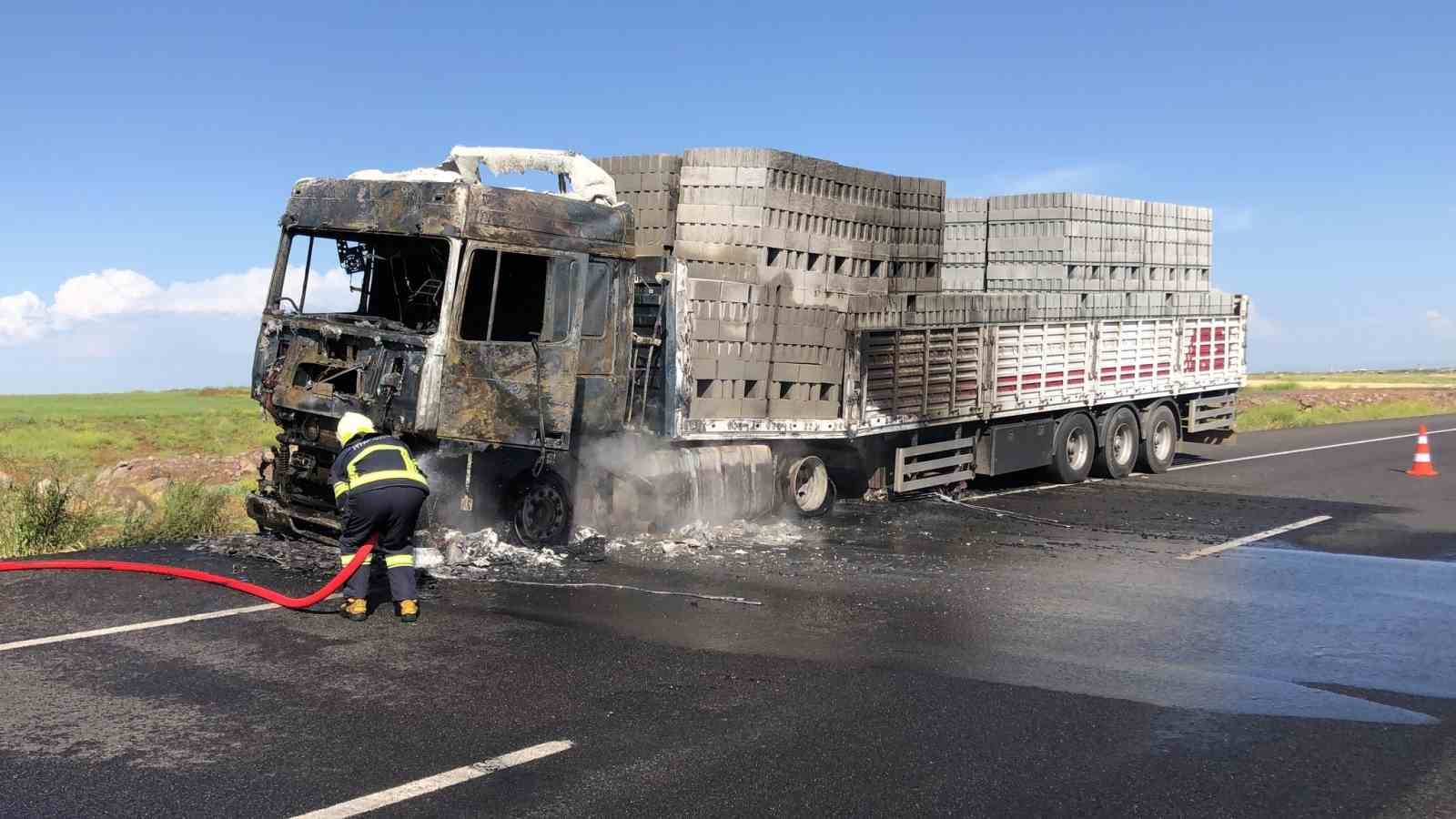 Diyarbakır’da seyir halindeki tuğla yüklü kamyon alev topuna döndü