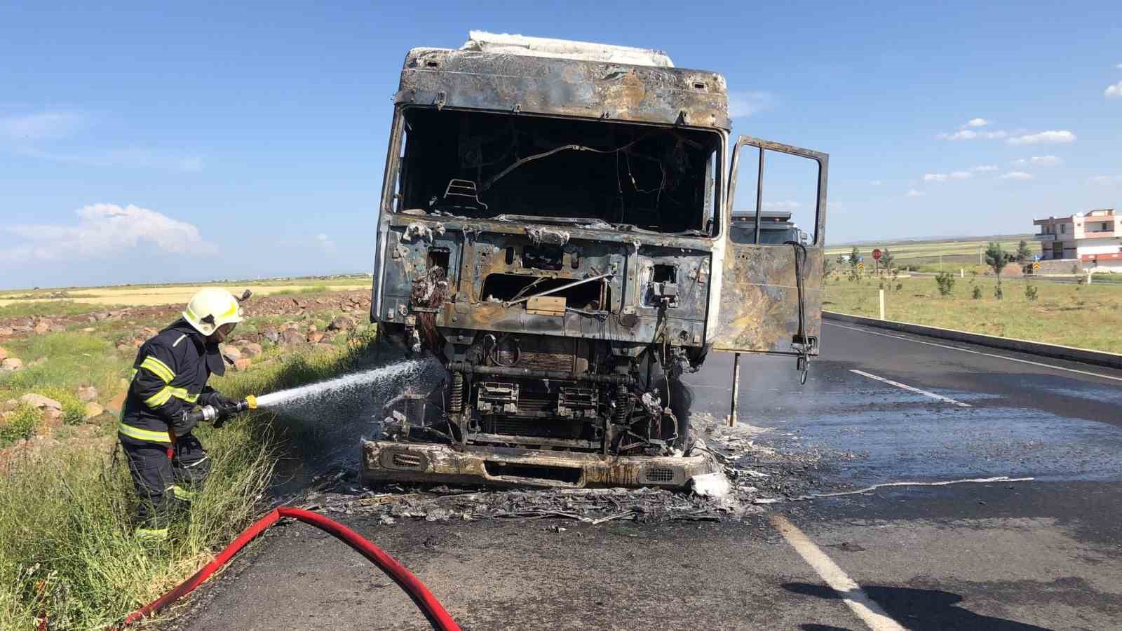 Diyarbakır&rsquo;da seyir halindeki tuğla y&uuml;kl&uuml; kamyon alev topuna d&ouml;nd&uuml;

