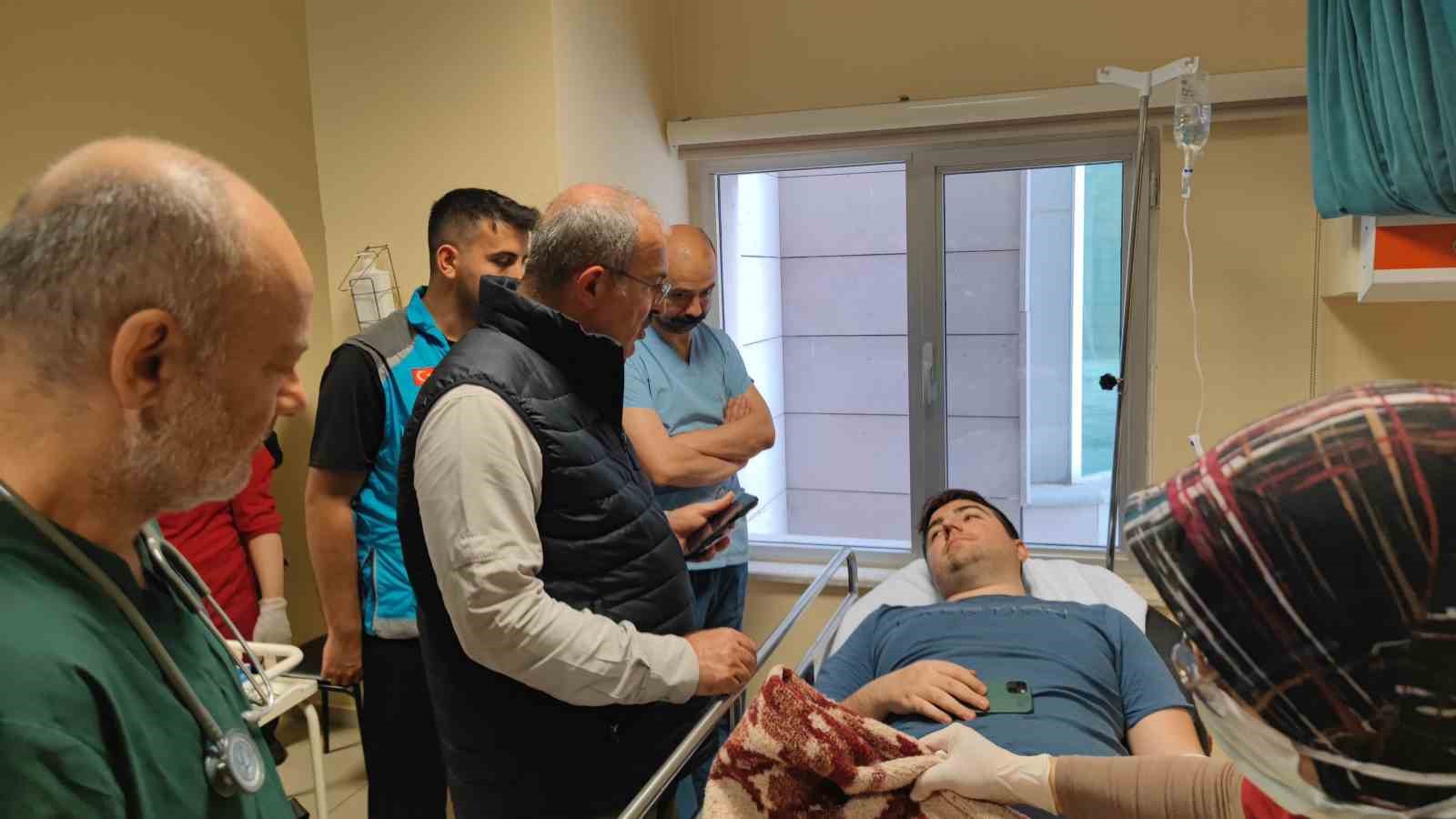 Vali Toraman otob&uuml;s kazasında yaralananları ziyaret etti
