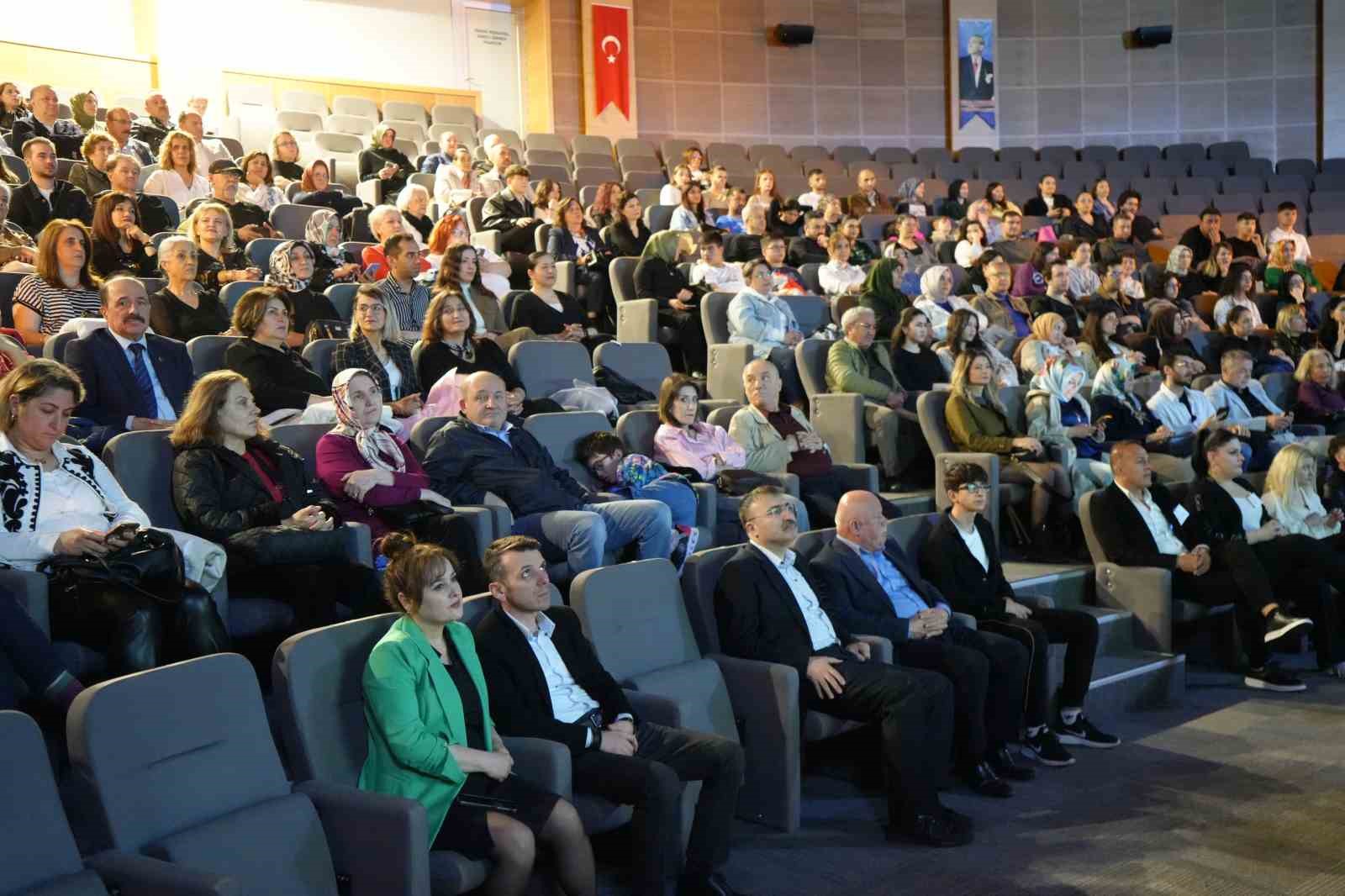 &Ouml;ğretmenlerden edebiyat ş&ouml;leni
