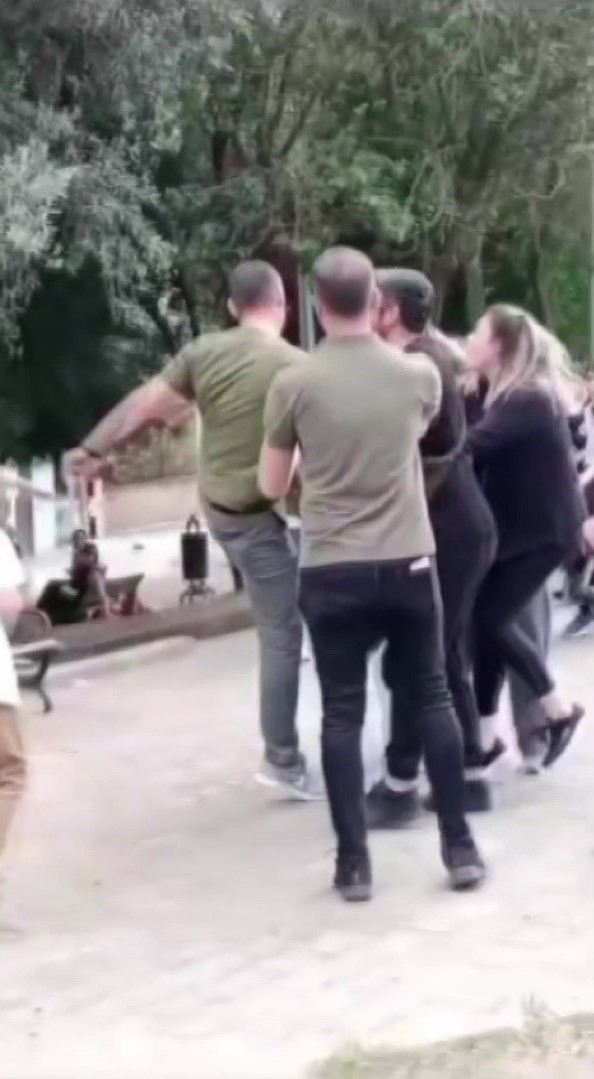 &Ccedil;ocuk parkında kadına tekme ve yumruklarla saldırdı
