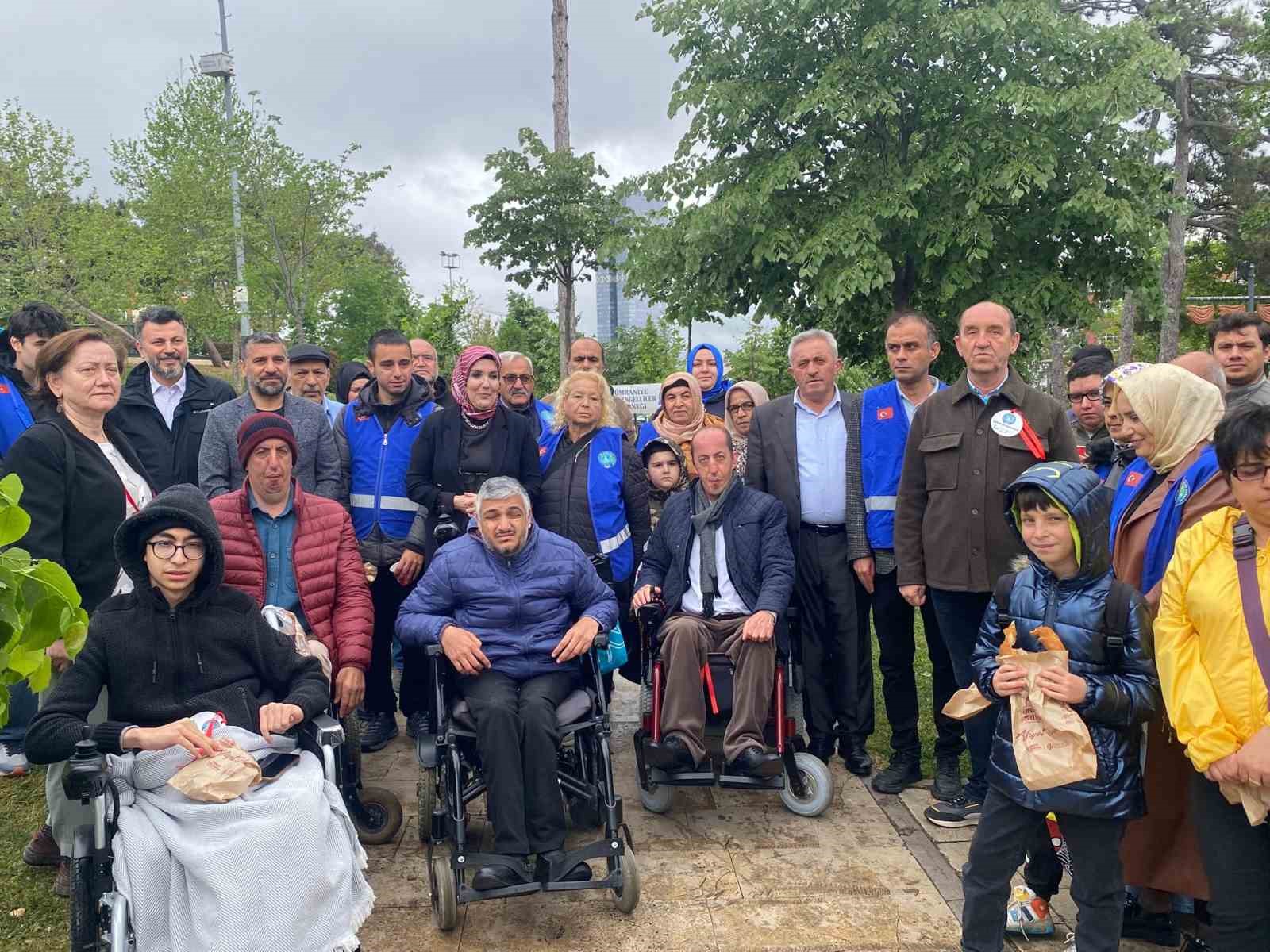 Ümraniye’de engelli vatandaşlar, "Senin de Bir Ağacın Olsun" sloganıyla fidanları toprakla buluşturdu