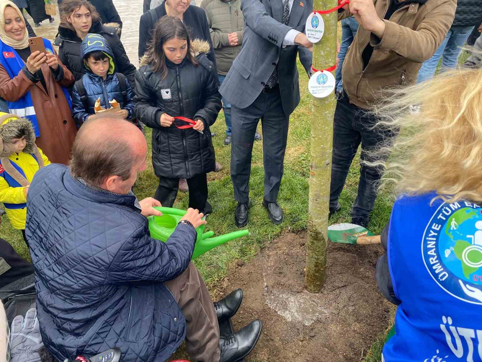 Ümraniye’de engelli vatandaşlar, "Senin de Bir Ağacın Olsun" sloganıyla fidanları toprakla buluşturdu
