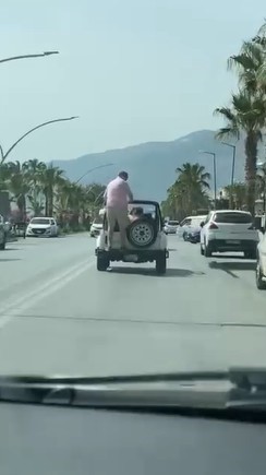 Alanya&rsquo;da &uuml;st&uuml; a&ccedil;ık ara&ccedil;la trafiği tehlikeye attılar
