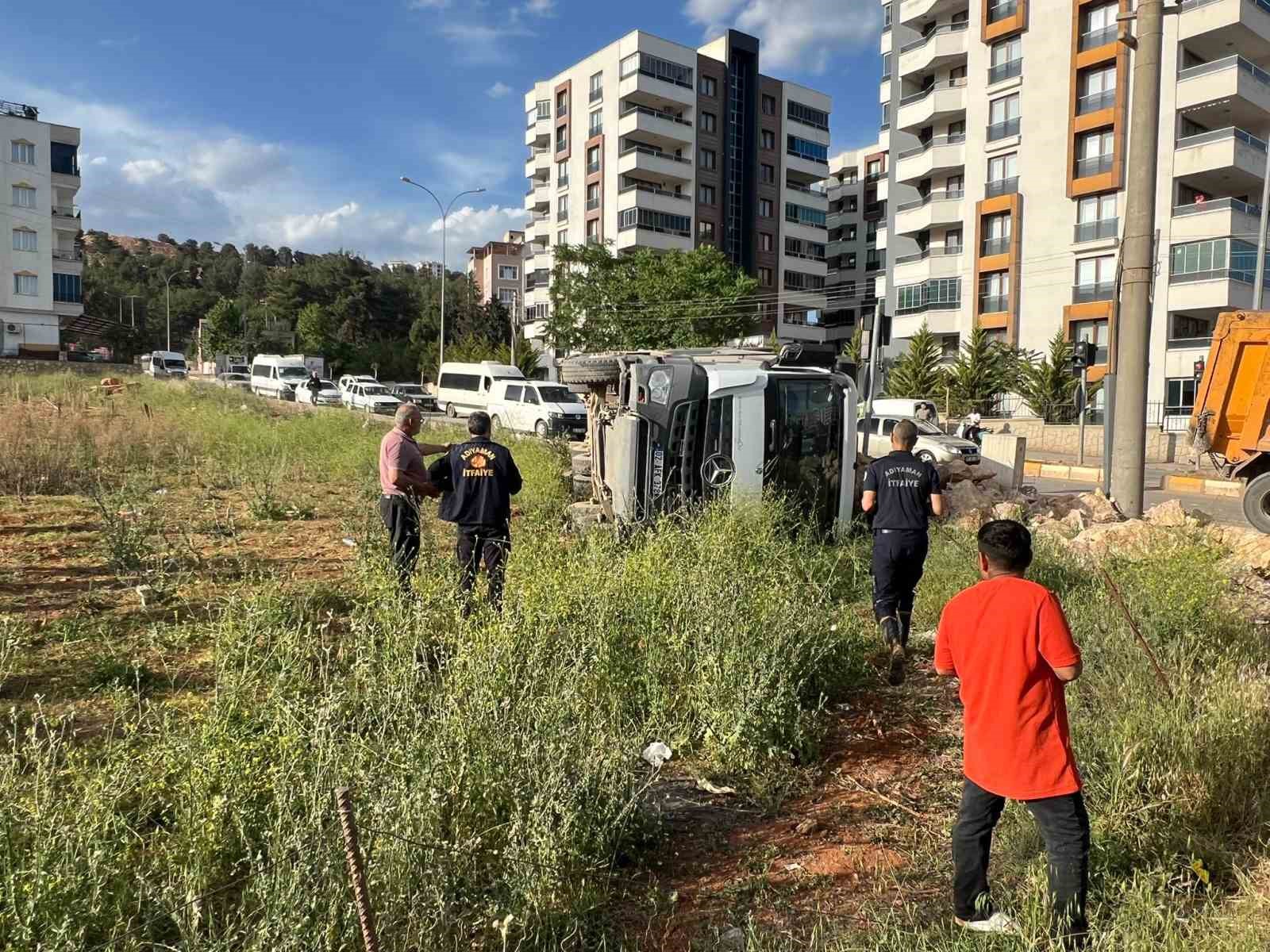 Hafriyat yüklü kamyon devrildi: 1 yaralı