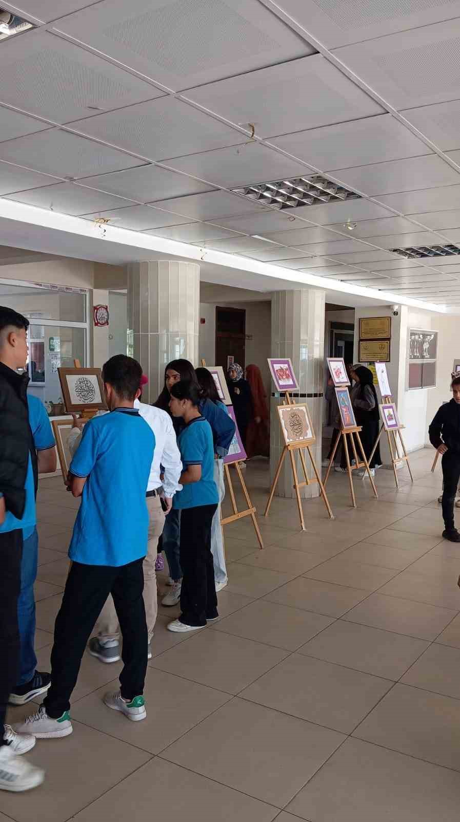 Kozluk Kız Anadolu İmam Hatip Lisesinde sanat ve farkındalık sergisi
