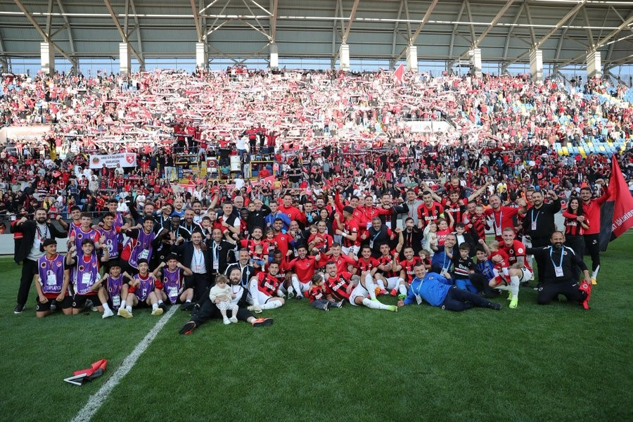 Bakan Bak’tan, Süper Lig’e yükselen Gençlerbirliği’ne tebrik