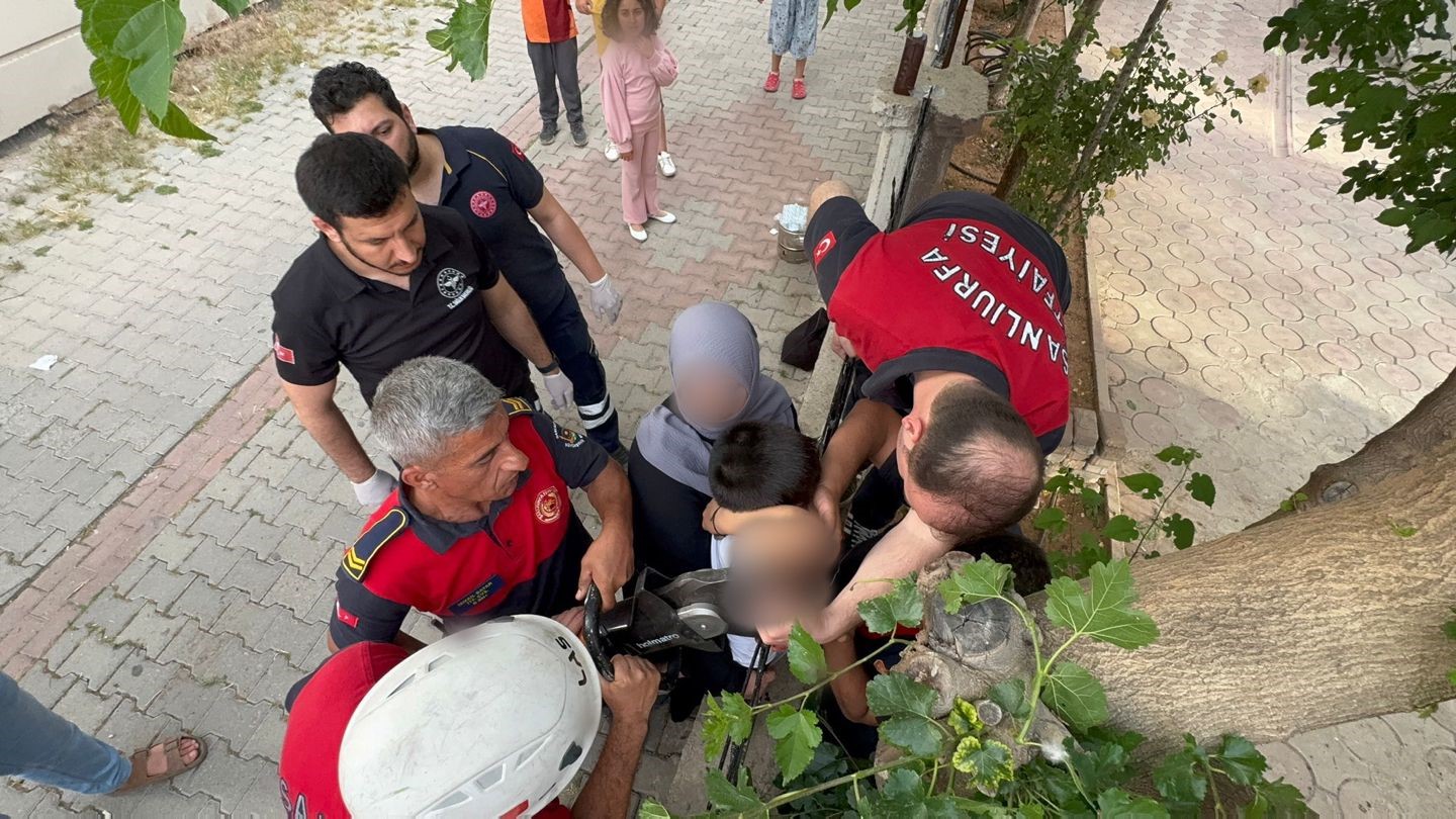 Şanlıurfa’da koluna demir korkuluk saplanan çocuğu itfaiye kurtardı