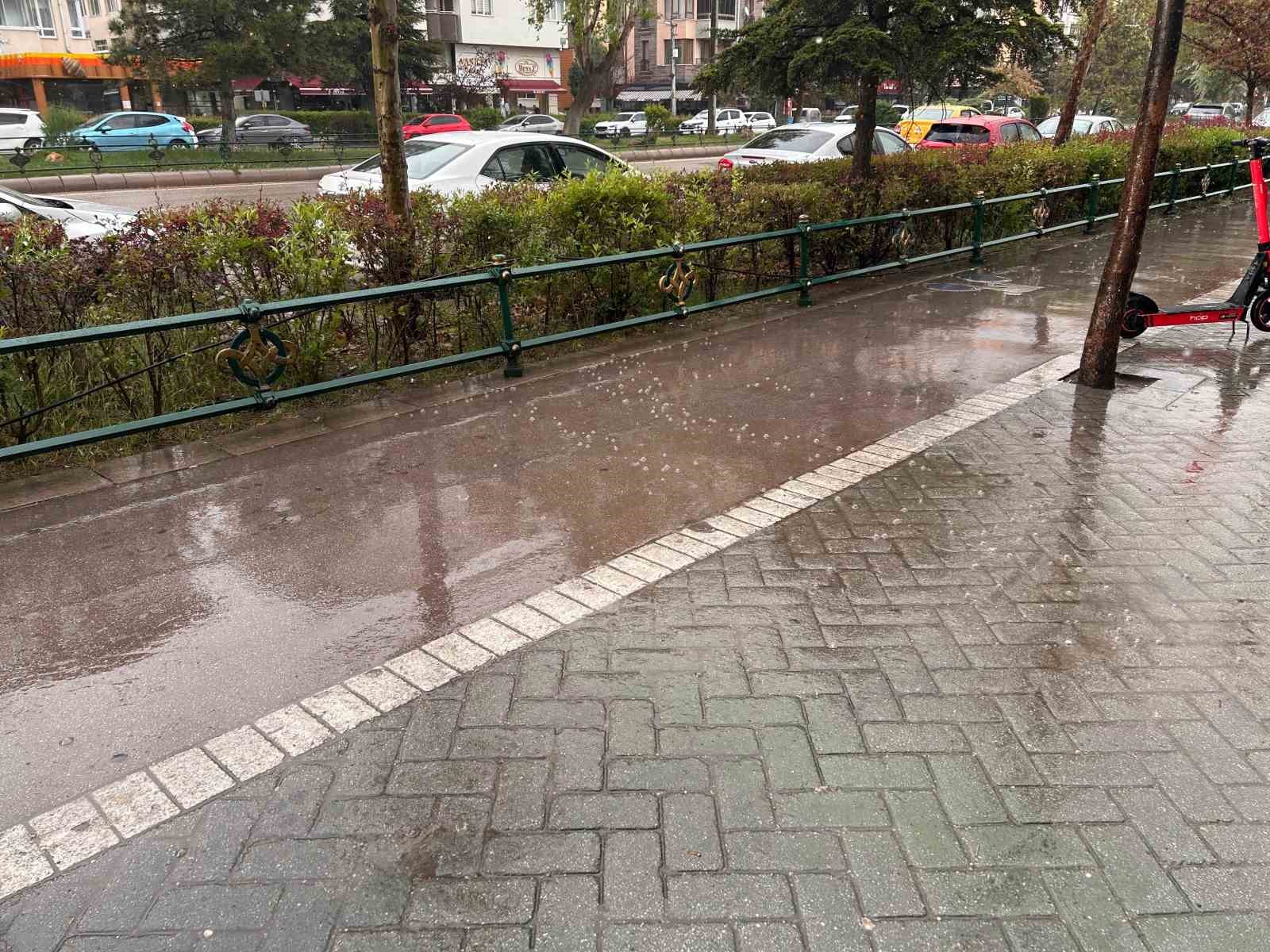 Vatandaşlar ıslanmamak i&ccedil;in kapalı alanların girişlerine sığındı
