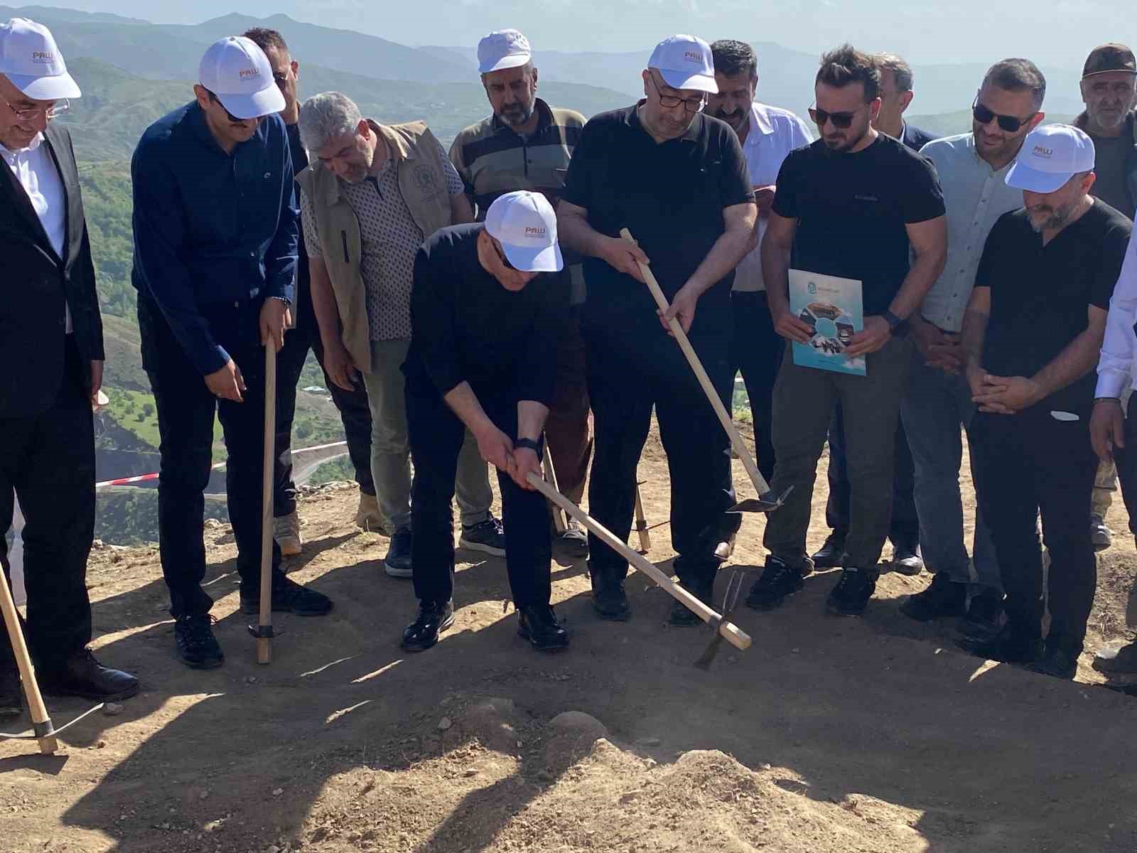 Vali Hatipoğlu, 3 bin yıllık tarihi Palu Kalesi için ilk kazmayı vurdu