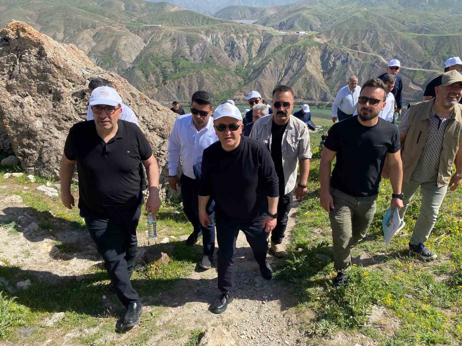 Vali Hatipoğlu, 3 bin yıllık tarihi Palu Kalesi i&ccedil;in ilk kazmayı vurdu
